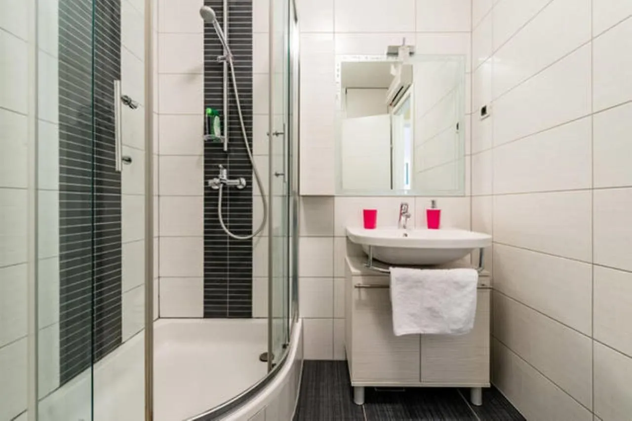 Near Beach Apartment Reno With Private Parking Σπλιτ