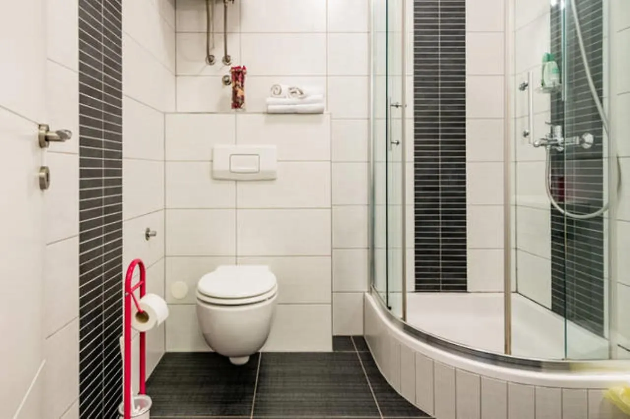 Near Beach Apartment Reno With Private Parking Σπλιτ