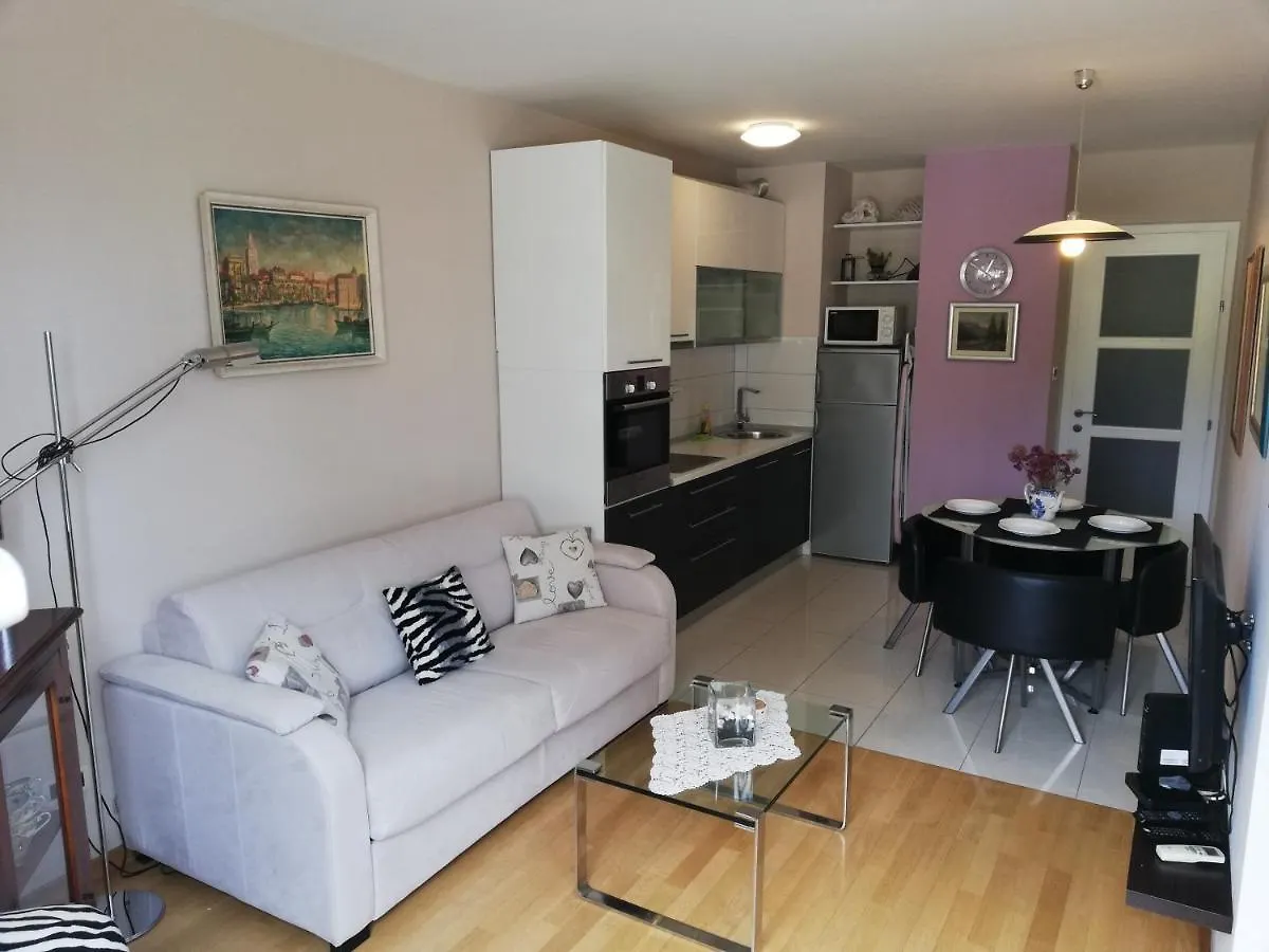 Near Beach Apartment Reno With Private Parking Σπλιτ