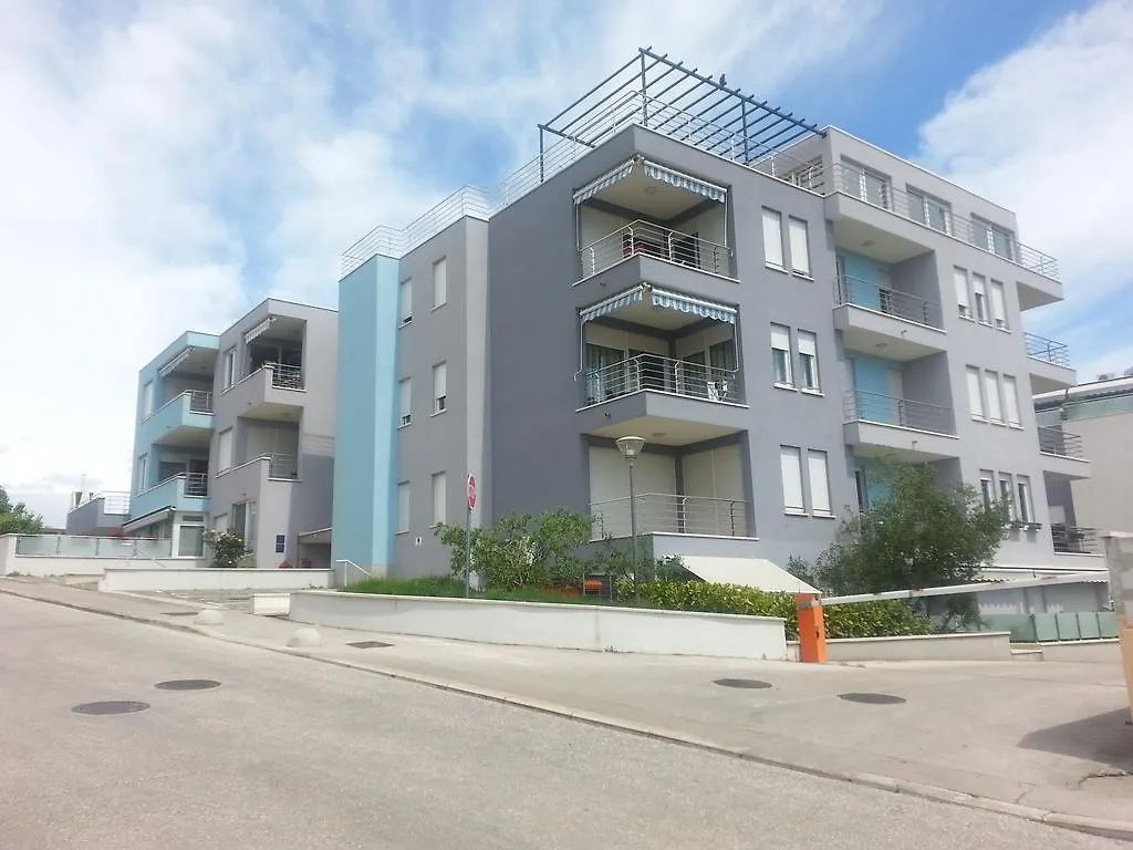 Near Beach Apartment Reno With Private Parking Σπλιτ