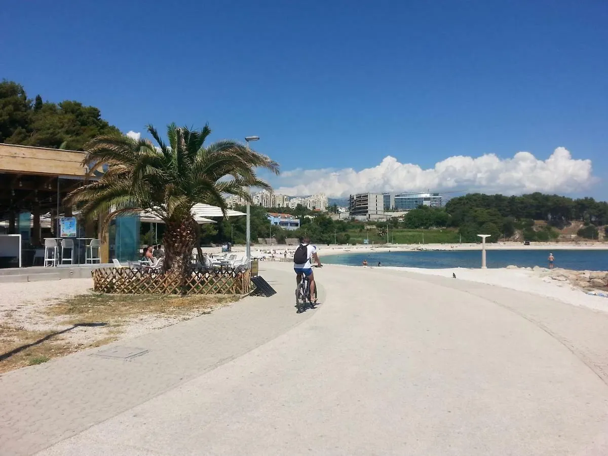 Near Beach Apartment Reno With Private Parking Σπλιτ